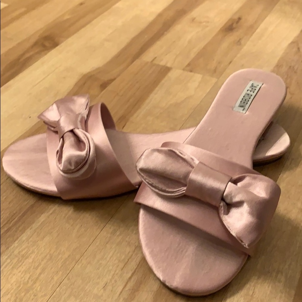 Cute bow tie flip flops